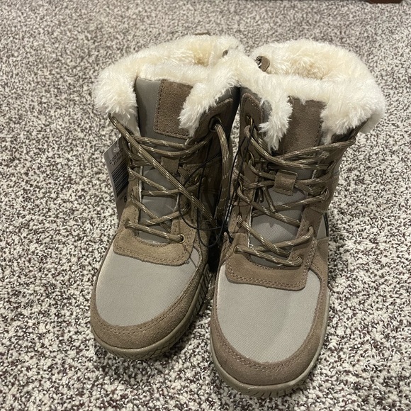 Women’s Sneaker Boot Size 8 - Picture 9 of 12